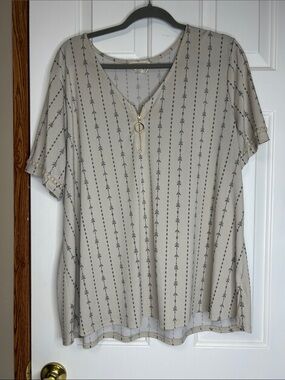 Flower & Feathers Short Sleeve Tee in Beige with Zip Detail